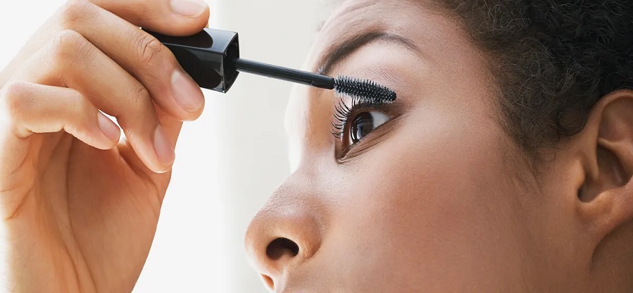 woman-putting-on-mascara